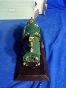 lot 47 image: Lionel Avon Classic Train Collection 1928 381e Locomotive with Wooden Base