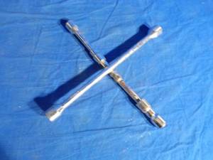 lot 130 image: Lug Wrench 4 Way Tire Iron Wrench