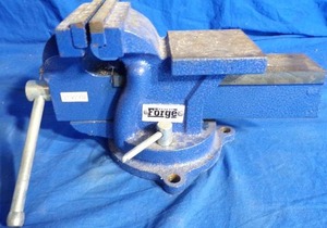 lot 141 image: Forge Bench Vise with Swivel Base