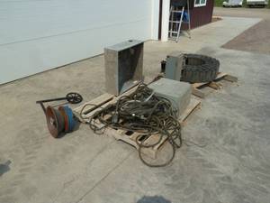 lot 40 image: Robot Power Box & Parts