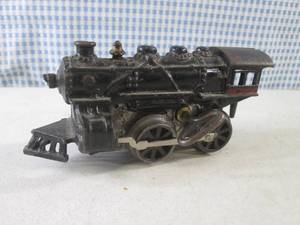 lot 20 image: (CNTR) Vintage Wind-Up Cast Metal T...