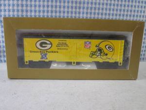 lot 24 image: (EC1) Green Bay Packers Train Box C...