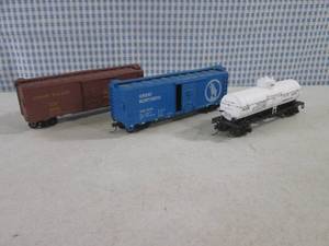 lot 32 image: (EC1) 3 HO Scale Train Cars...