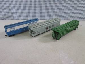 lot 33 image: (EC1) 3 HO Scale Train Cars...