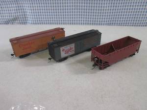 lot 34 image: (EC1) 3 HO Scale Train Cars...