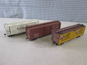 lot 37 image: (EC1) 3 HO Scale Train Cars...