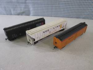 lot 40 image: (EC1) 3 HO Scale Train Cars...
