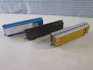 lot 43 image: (EC1) 3 HO Scale Train Cars...