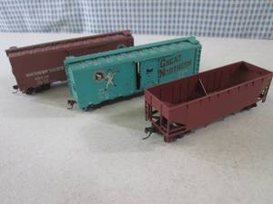 lot 45 image: (EC1) 3 HO Scale Train Cars...