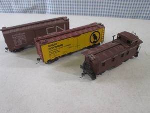 lot 46 image: (EC1) 3 HO Scale Train Cars...