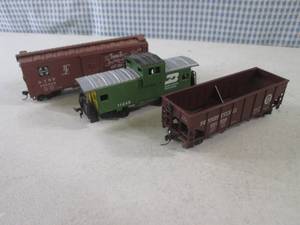 lot 47 image: (EC1) 3 HO Scale Train Cars...
