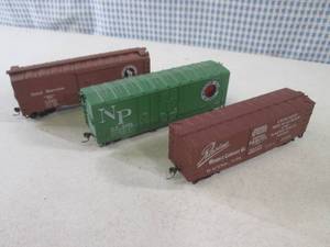 lot 50 image: (EC1) 3 HO Scale Train Cars...
