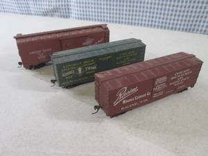 lot 52 image: (EC1) 3 HO Scale Train Cars...