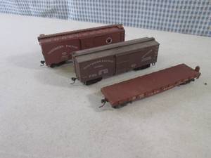 lot 53 image: (EC1) 3 HO Scale Train Cars...