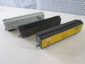 lot 57 image: (EC1) 3 HO Scale Train Cars...