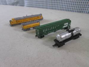 lot 61 image: (EC1) Smaller Scale Train Cars - Ye...