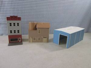 lot 79 image: (EC1) 3 Train Set Buildings...