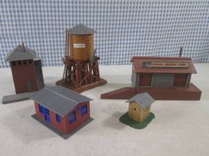 lot 80 image: (EC1) Train Set Buildings - Assorte...
