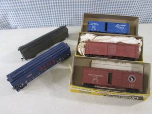 lot 81 image: (CS) 5 HO Scale Train Cars...
