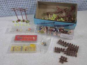 lot 104 image: (EC1) Large Assortement of People, ...