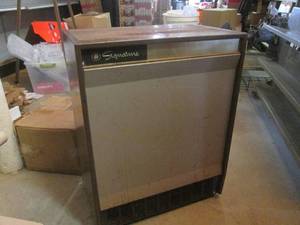 lot 114 image: (BS) Signature Heater - 27 H x 21...