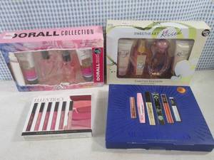 lot 248 image: (CS) 4 Ladies Personal Care Box Set...