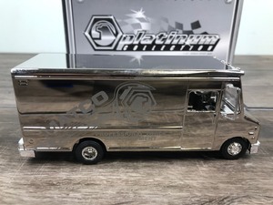 lot 292 image: 1999 Matco Tools Platinum Collection 20th Anniversary Step Van 151 scale die cast