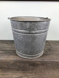 lot 390 image: Vintage farmhouse galvanized metal feed  water bucket with handle