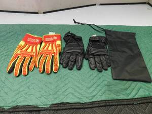lot 25 image: Hex Armor and Artic Wear gloves with bag