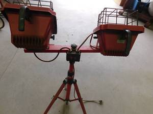 lot 31 image: COMMERCIAL ELECTRIC pair of work lights on a tripod