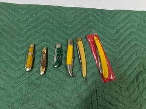 lot 43 image: 4 pocket knives and 2 vintage straight edge razors
