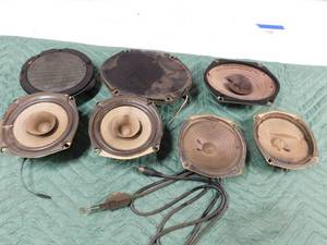 lot 47 image: Box of 7 speakers