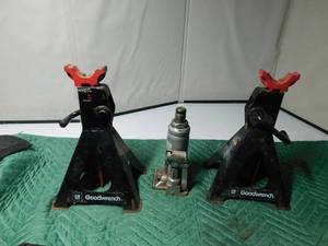 lot 57 image: 2 jack stands and bottle jack