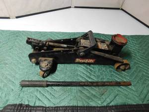 lot 60 image: Pro-Lift floor jack