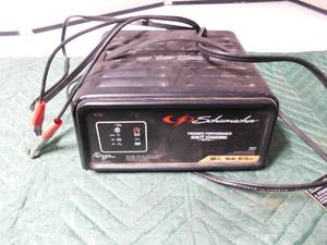 lot 61 image: Shumacher battery charger