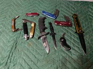 lot 85 image: 10 Frost knives and 2 sheaths