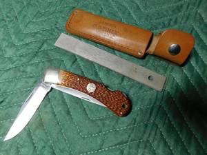 lot 88 image: Smith and Wesson knife and sheath