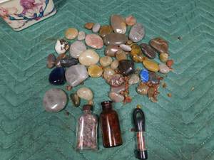lot 98 image: Polished rocks and agates