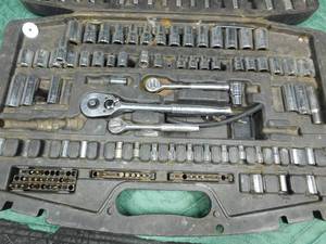 lot 101 image: Socket wrench set in case