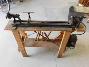 lot 104 image: Lathe with tools