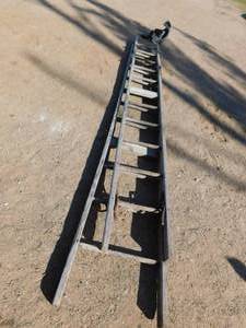 lot 105 image: Wood extension ladder