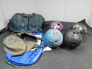 lot 118 image: 4 bowling balls and 3 bags