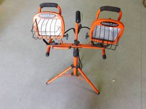 lot 135 image: Duel adjustable shop light on tripod