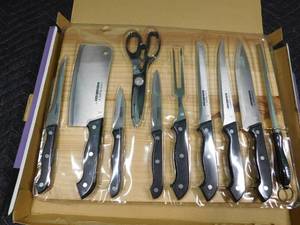 lot 138 image: 10 pc Kitchen knife set with knife block