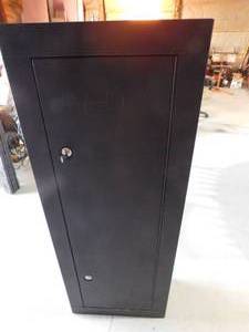 lot 166 image: Gun cabinet w key