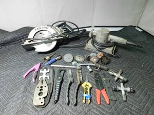 lot 178 image: Working sander, skill saw and hand tools