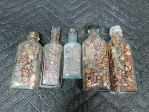 lot 196 image: 5 sm vintage bottles of agates