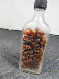 lot 200 image: 1 vintage bottle of agates