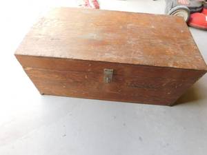 lot 414 image: Wood tool chest