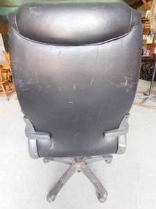 lot 415 image: Hi-back leather office chair
